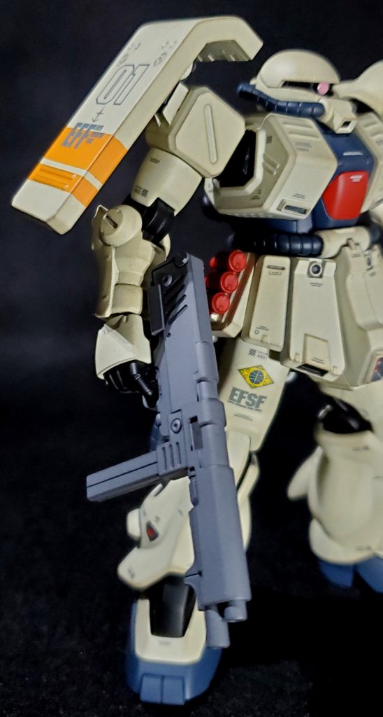 MMP-80はHGUCザク2F2の物を流用しています。ザク改付属の巨大なMMP-80は劇中の雰囲気を捉えたものとは思いますが、個人的にMMP-80はコンパクトなイメージなのでこちらを選択。