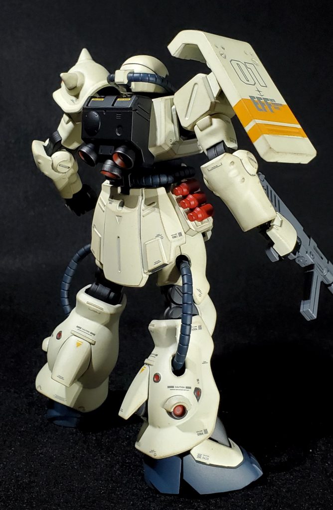 色はタミヤカラーからレーシングホワイト、ネービーブルー、ブリリアントオレンジ、ガンシップグレイ2、メタリックブラック、Mrカラーからキャラクターレッドを使用しました。