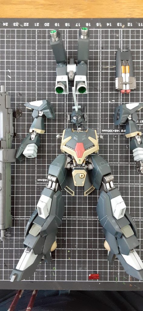 ゼクアインと同様のオリジナルブラックグレーで基本塗装後、グレーでスミ入れしました。