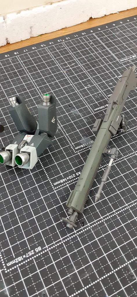 バックパックのバーニア内部はメタリックグリーンにし、隊長機ゼクアインと統一感をもたせました。マシンガンのフォアグリップはヒートホークの柄の部分を加工して可動式にしました。