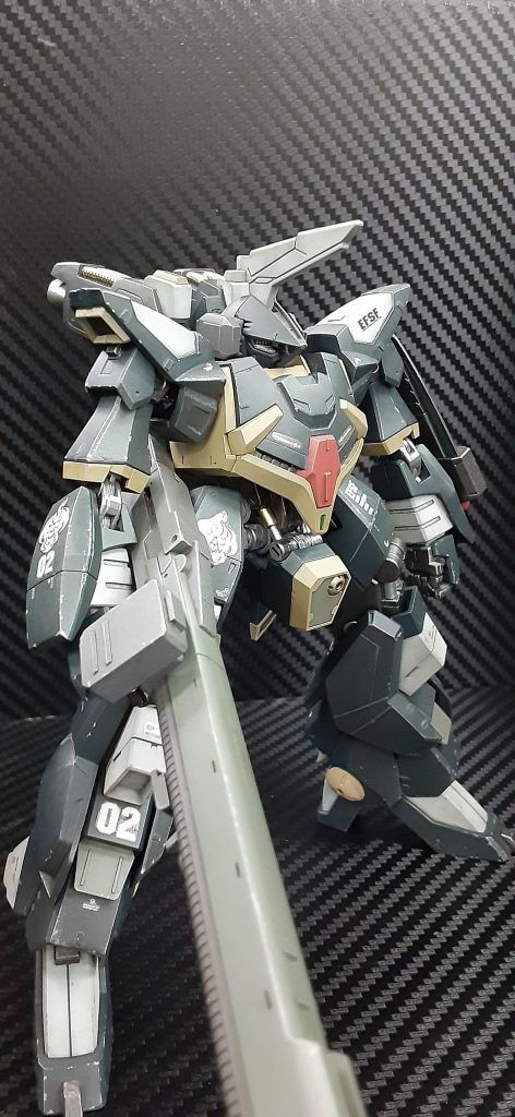 マシンガンは給弾ベルト式から、マガジン式に近代化改修され、取り回しが向上している。