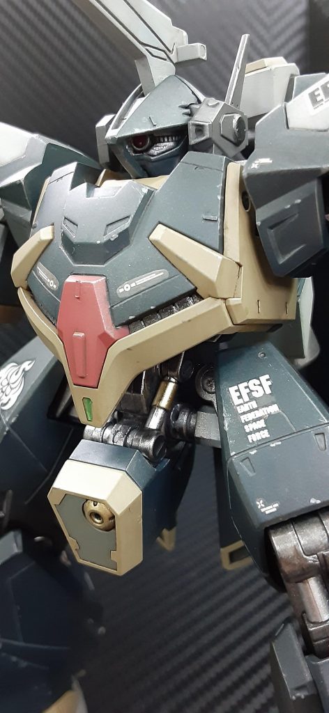 モノアイ部は市販レンズパーツに置き換えました。