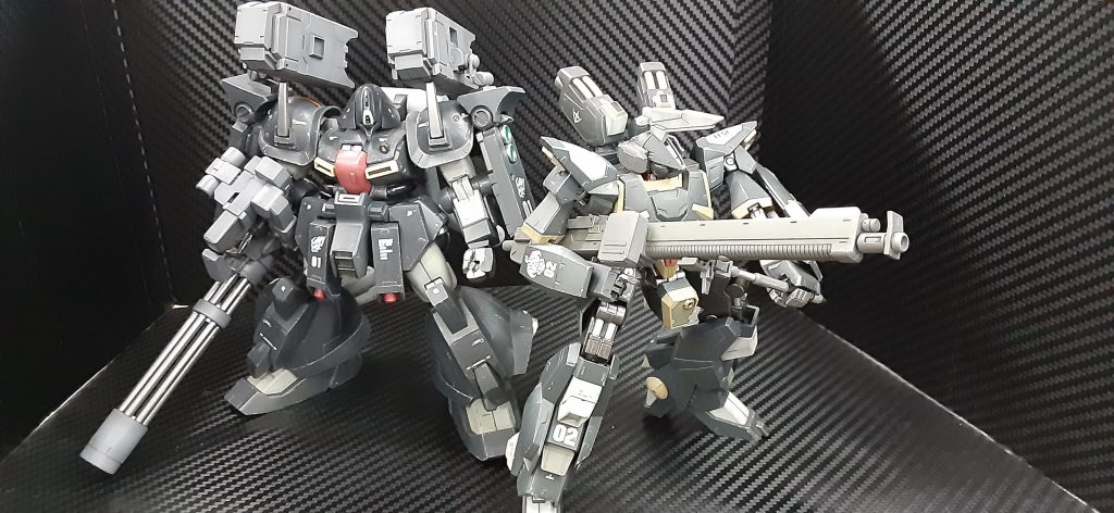 隊長機とともに…。重武装大火力の隊長機に対し、僚機バーザムは分隊支援火器のみを扱い、機体特性は軽量で機動性にも優れている。隊長機同様操縦はピーキーで手練れのパイロットでないと扱えない、という設定です。