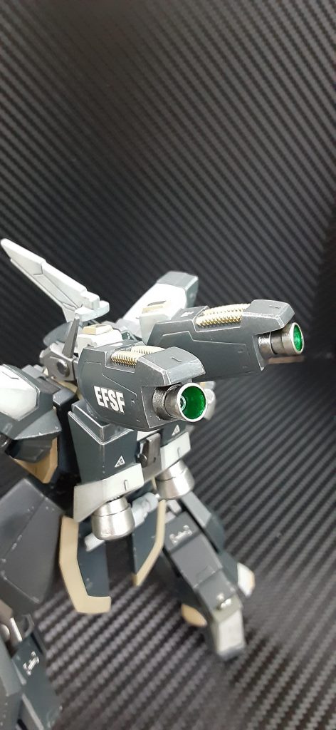 背部バックパックにはフレキシブルスラスター(適当に命名)が増設されている。