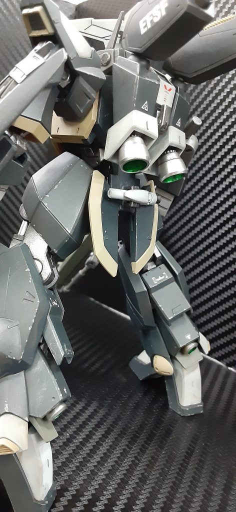 背中の羽は、ジョイント部分を下に下げて再接着。リアアーマーのようにしました。ビームサーベルはhgニューガンダムのものです。背部のバーニア類はすべて社外パーツに置き換え。