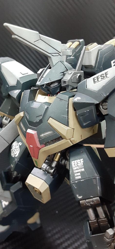 鶏冠は旧08ジムスナイパー付属のアプサラスの羽パーツを使用。通常のバーザム鶏冠と差別化が図れたかとおもいます。