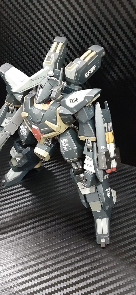 左手には一般的な連邦製ミサイルランチャーが装備されている。