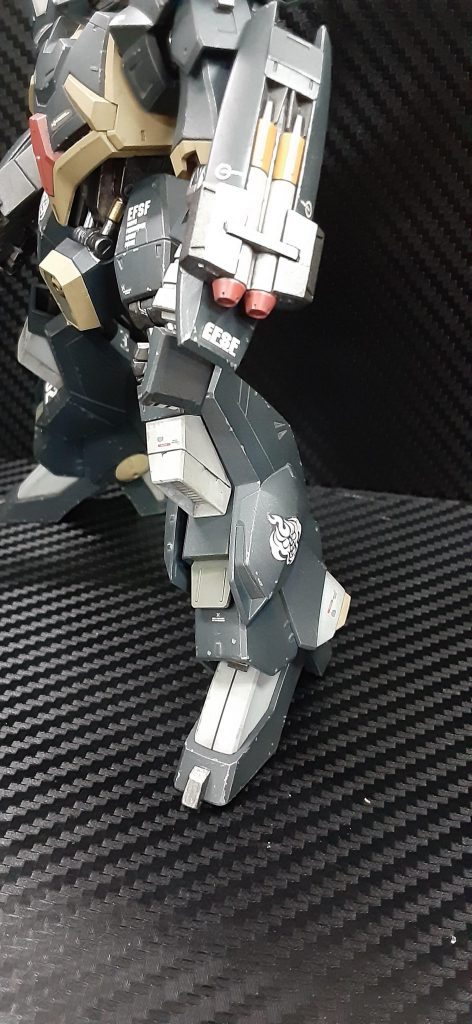 ブラウン系で、ウォッシングしてから軽めのドライブラシ。その後チッピングしました。