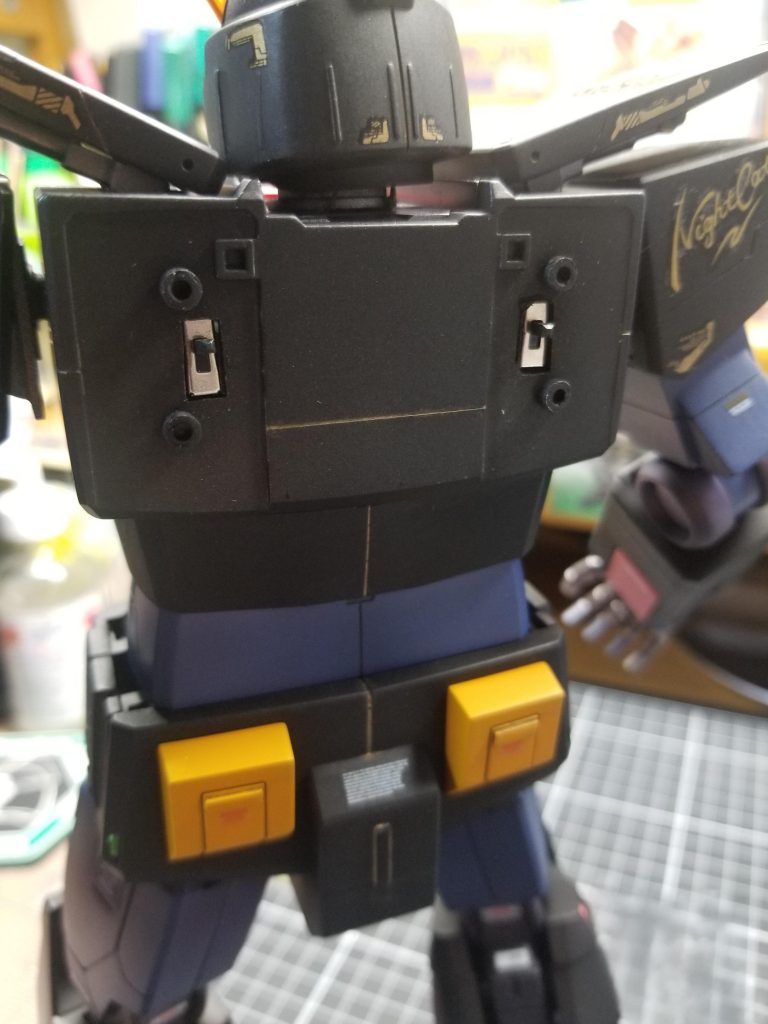 電飾スイッチはバーニア基部で隠れるよう背面に設置。ただし、これにより変形が不可となってしまいました。