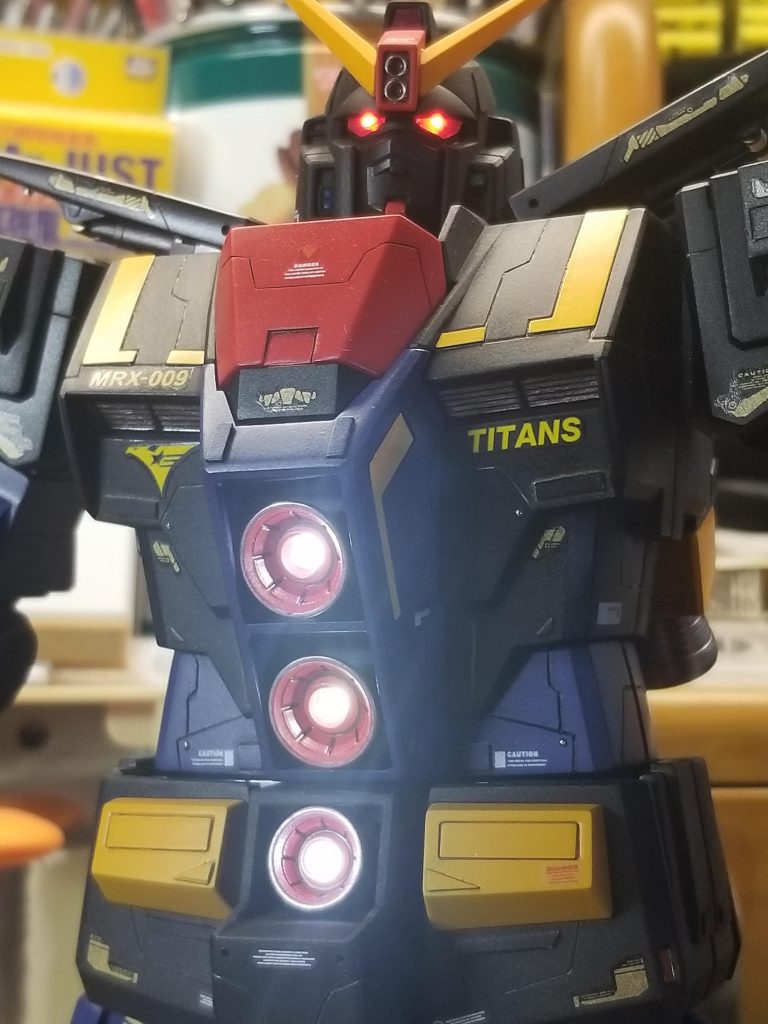 電飾部アップ。メガ粒子砲はいい感じで発射寸前を表現できたのではないかと思います。あとキットのままではかなりのっぺりしていたので、プラバンチップ・メタルボール・メタルパーツ・スジ彫りを機体各所に追加しております。