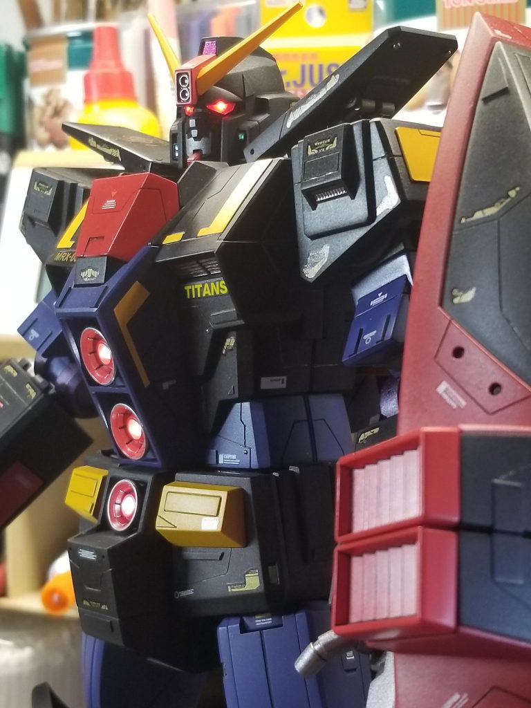 付属品のシールも使用しました。ただ、取れやすかったので肩部の黄色部分はプラバン加工してから貼り付けました。