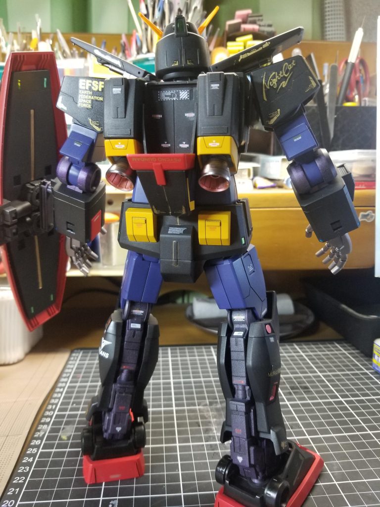 背部。今回塗装はミスりまくりでして。それをカバーする？ごまかす？かのようにデカールをたくさん貼っています(笑)。市販のもの、SEED系の余り物などを使いました。