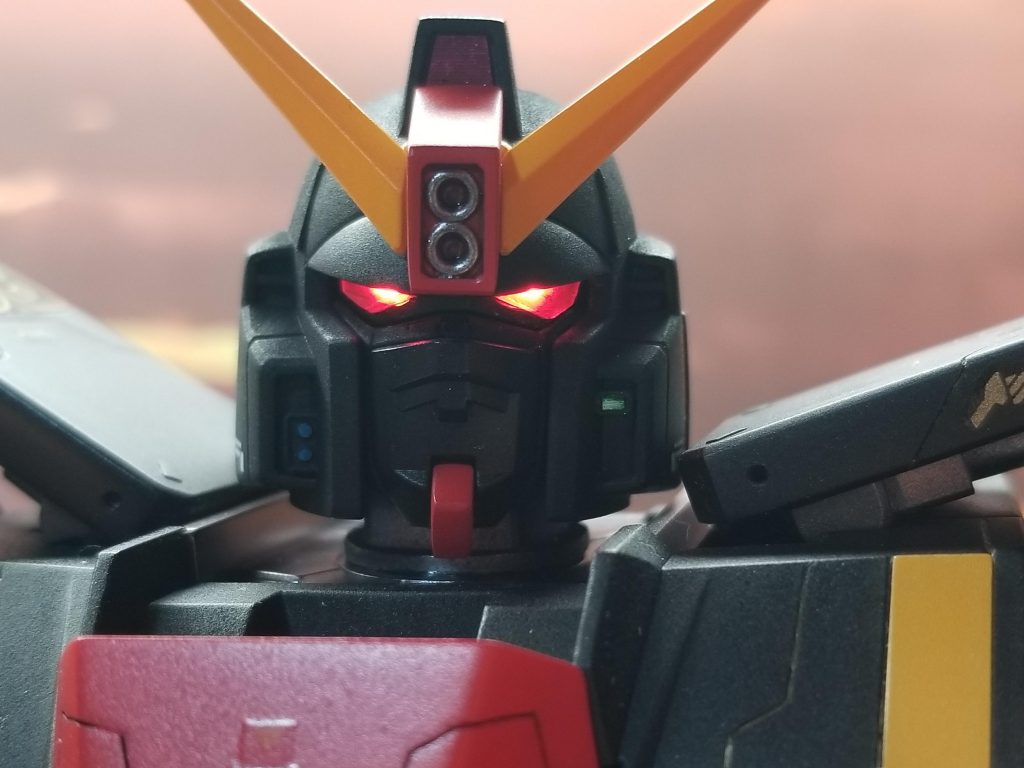 ツインアイ部分もLEDにて発光ギミックを追加。写真ではボヤッとしていますが、実際ははっきりと瞳のような感じで良い悪魔面(笑)になっています。何だかダース・ベイダーに見えてきた(笑)