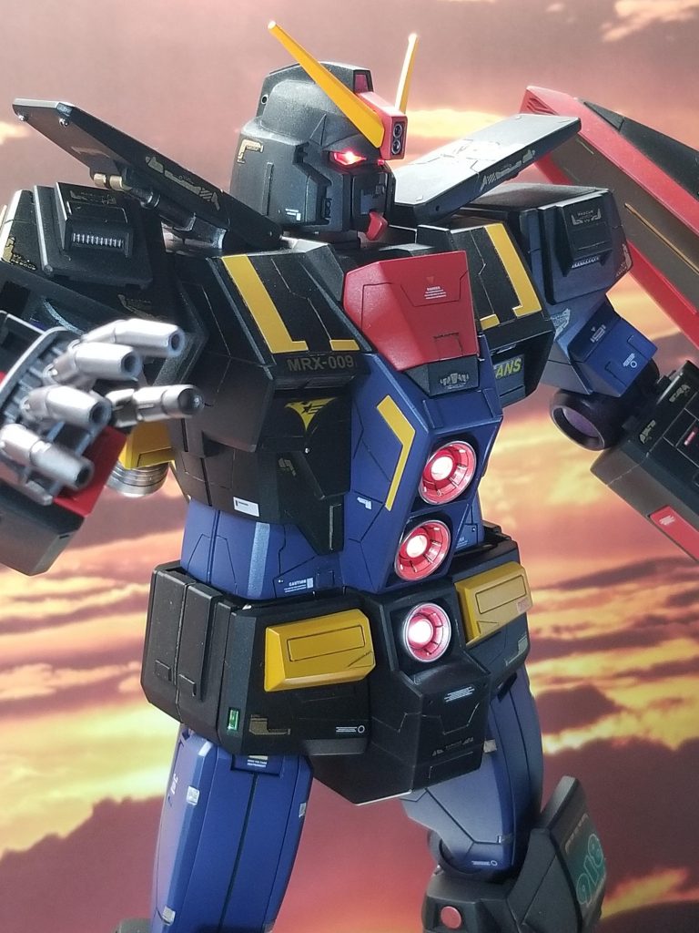 ホントは黒のパーツにゴールドのスミ入れをしてるんですが、ほとんどわかりません(笑)腰部のセンサー？みたいな箇所はラピーテープを使用しました。因みに腕部にも同じようなところがありますが、そこはガンダムマーカーメタリックブルーです。