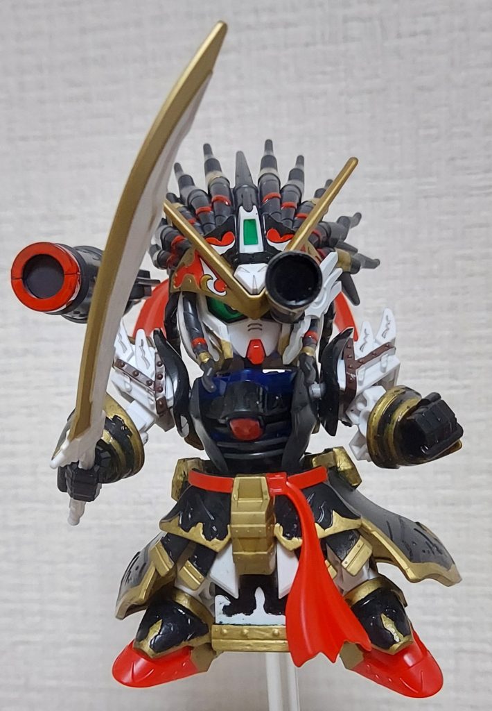 仮面パーツはクリア成形でシールで覆うかたちで見た目良くなかったので白塗りました。バディナージという曲刀設定だと黒が入っていたり複雑な色分けですが成形色に金足しただけにしました。