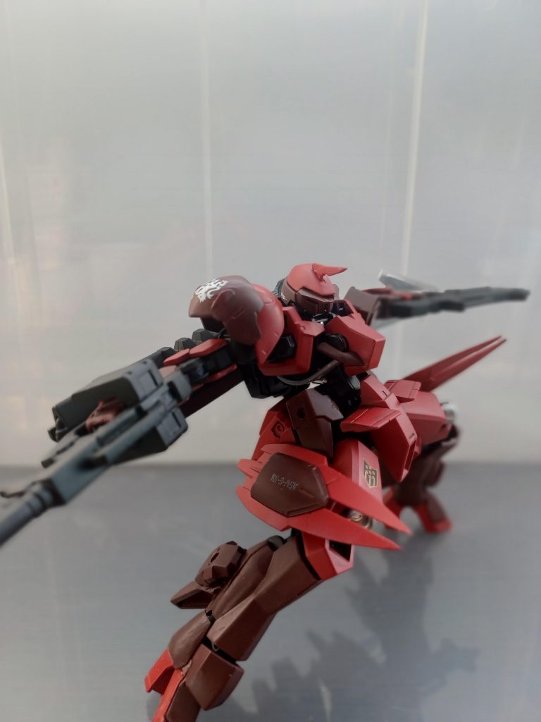 彼の操縦技術は前述の通り並外れたものであるが、具体例で言うと阿頼耶識システムのような人間的で柔軟な操作があげられる。また非常に高いセンスを持っており、増設スラスターによる多大なGにも耐え攻撃することができる。