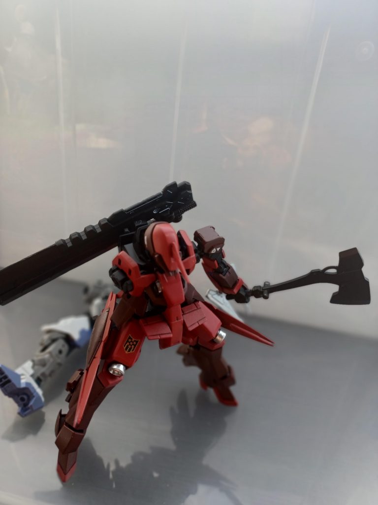 パイロットは例え機体が損傷しても戦い続け、腕1本でも阿頼耶識システムと渡り合えることができる。