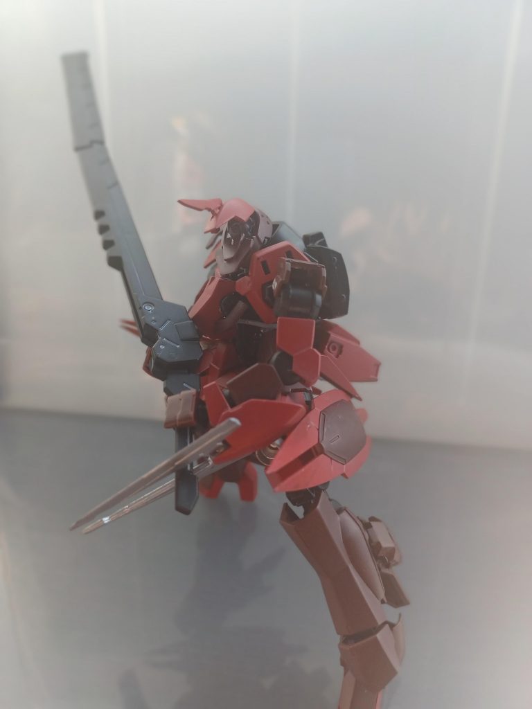 本気の最大の特徴である大型実体剣は両腕を用いて使用する。機体以上のサイズのその大剣を戦場の中で巧みに操り、多くの機体、都市、ヒューマンデブリを破壊してきた。