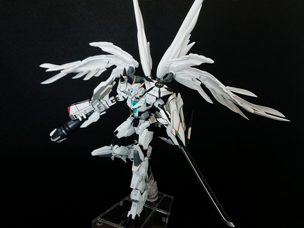 これはいずれ制作するかも?なRGウイングガンダムゼロEWの羽です。塗装はしてませんが、やっぱり似合いますね。