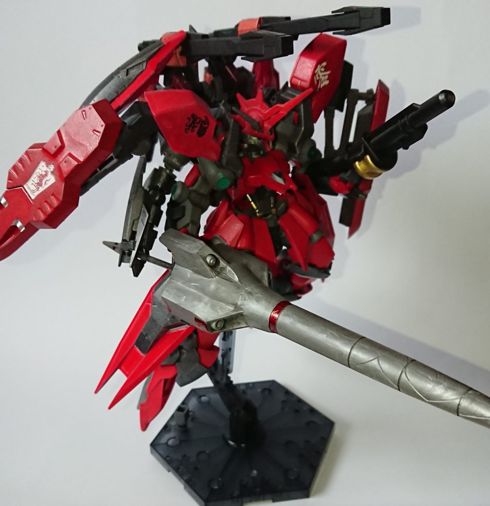 軸が太いグレイズアインの腕と、サブアームでキマリスヴィダールの槍を持たせ安定して保持させています。