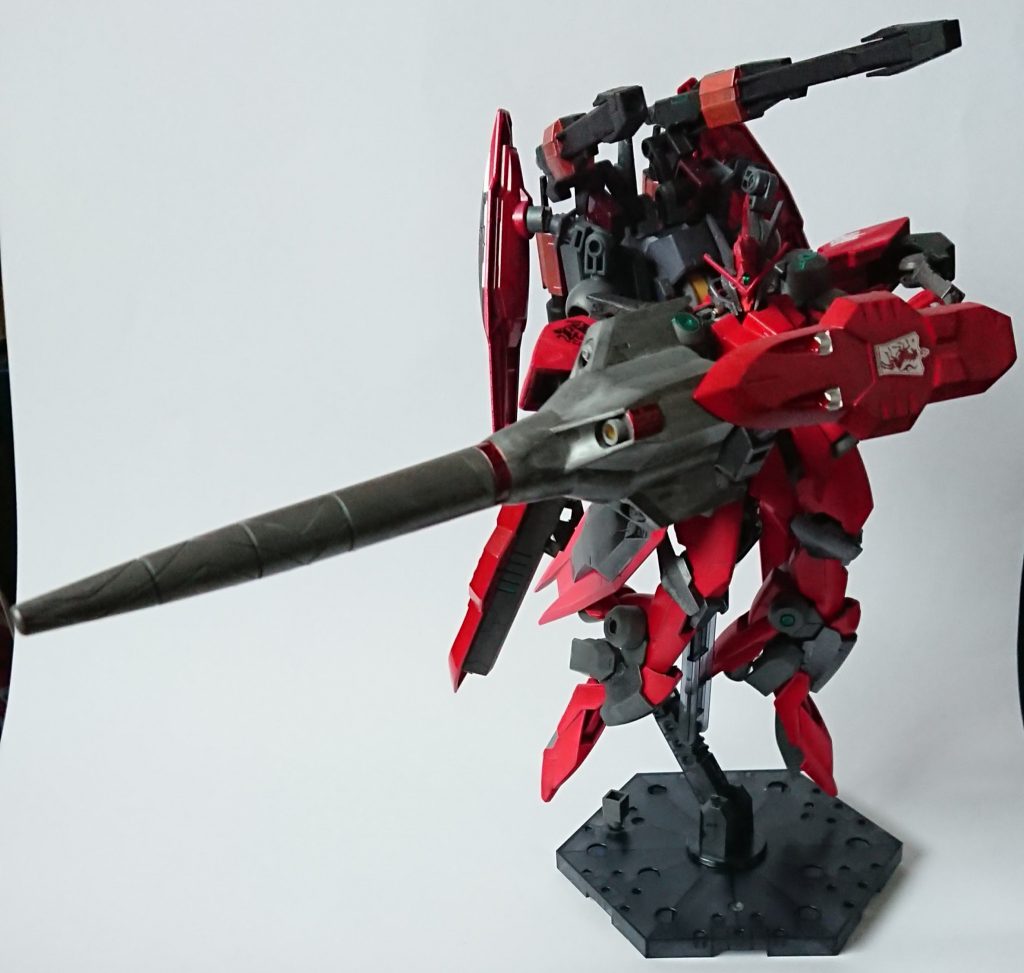 元のキット同様、槍にダインスレイブを装填可能。発射ポーズもとれます。