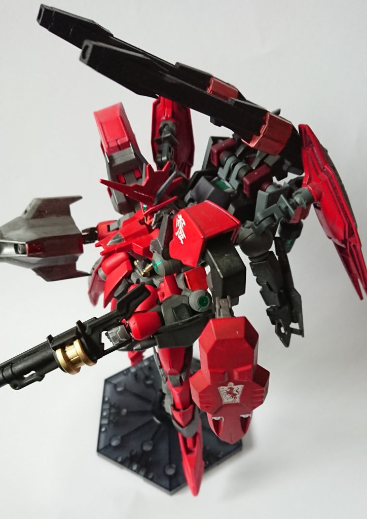 側面より。バックパックはグレイズアインの胴体を接続しレギンレイズジュリアの腕を流用したサブアームとフラウロスのダインスレイブを装備しています。