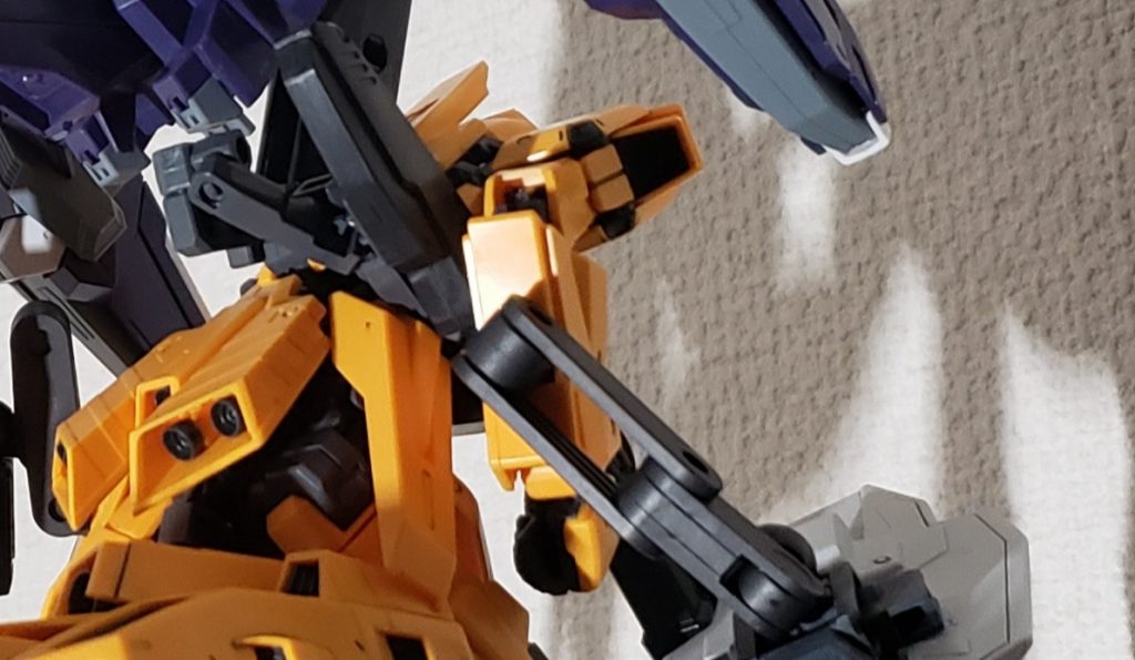 ビームスマートガンはウイング接続部のアームに接続して補助力upシールドブースターは腕部にジャイオーンのサブアームを装着し、シールドブースターをマニュピレータにビームスマートガン、ビームサーベルを装備しながらシールドを展開可能で自由度が高いです