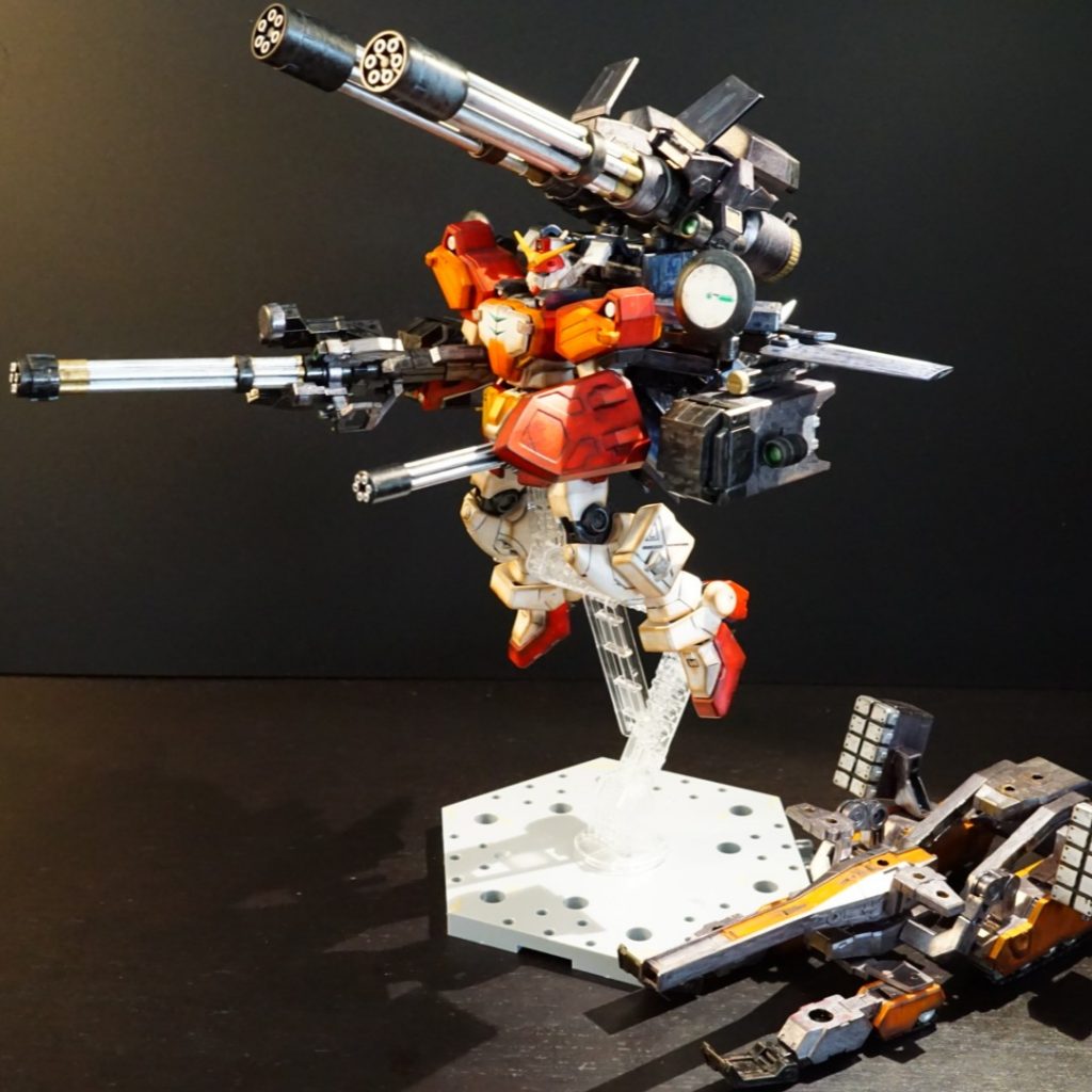 支援メカから分離したフライト形態で、夢の空中機動戦が可能に!へビア用の重装型エールストライカーのイメージです。2本のガトリングは、ポールジョイントで角度を変えられるようになっています。