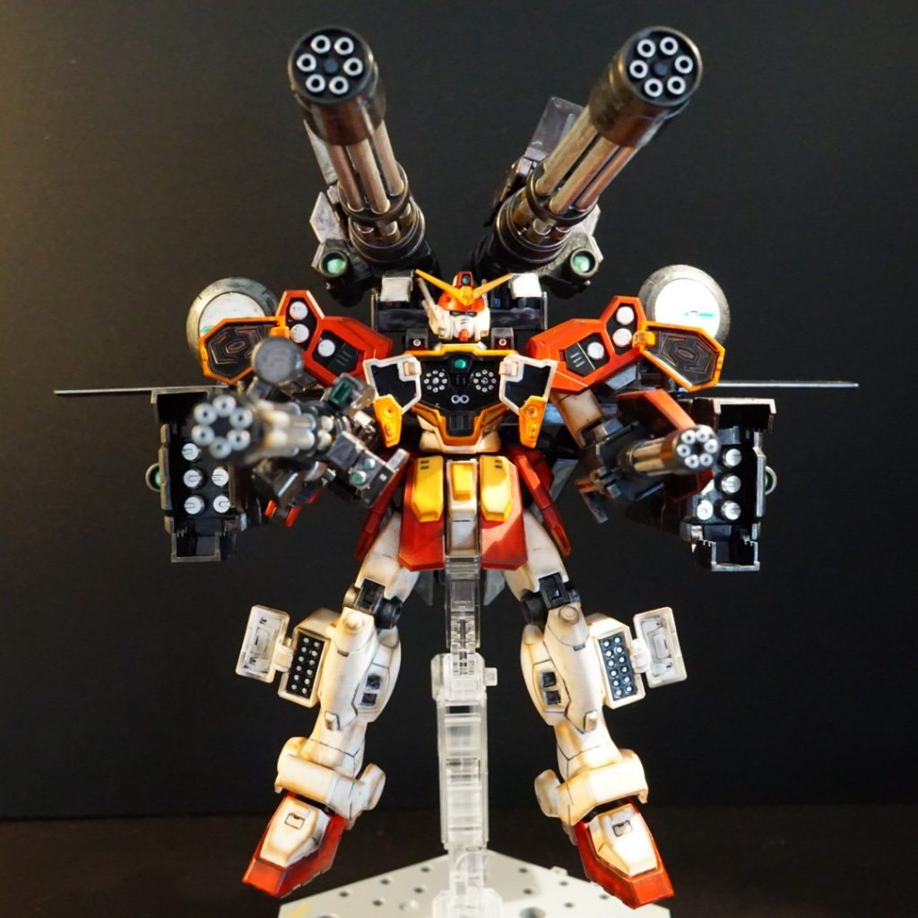 フライトモードからの、フルオープンアタック!これがへビアの代名詞♪バックパックは、正面視からガトリング接続部が隠れるように、パーツを配置したところもポイントです。