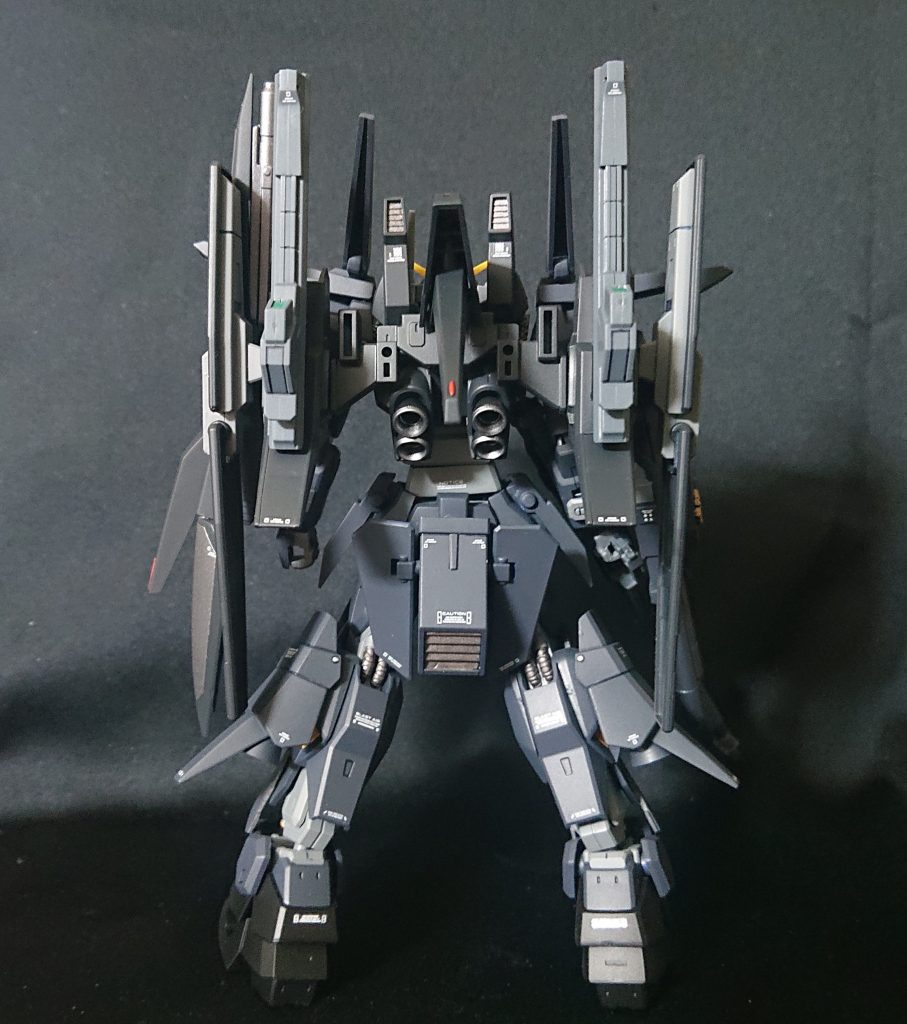 バックショット。ダブルゼッツーのバックパック、腰にもパーツを。