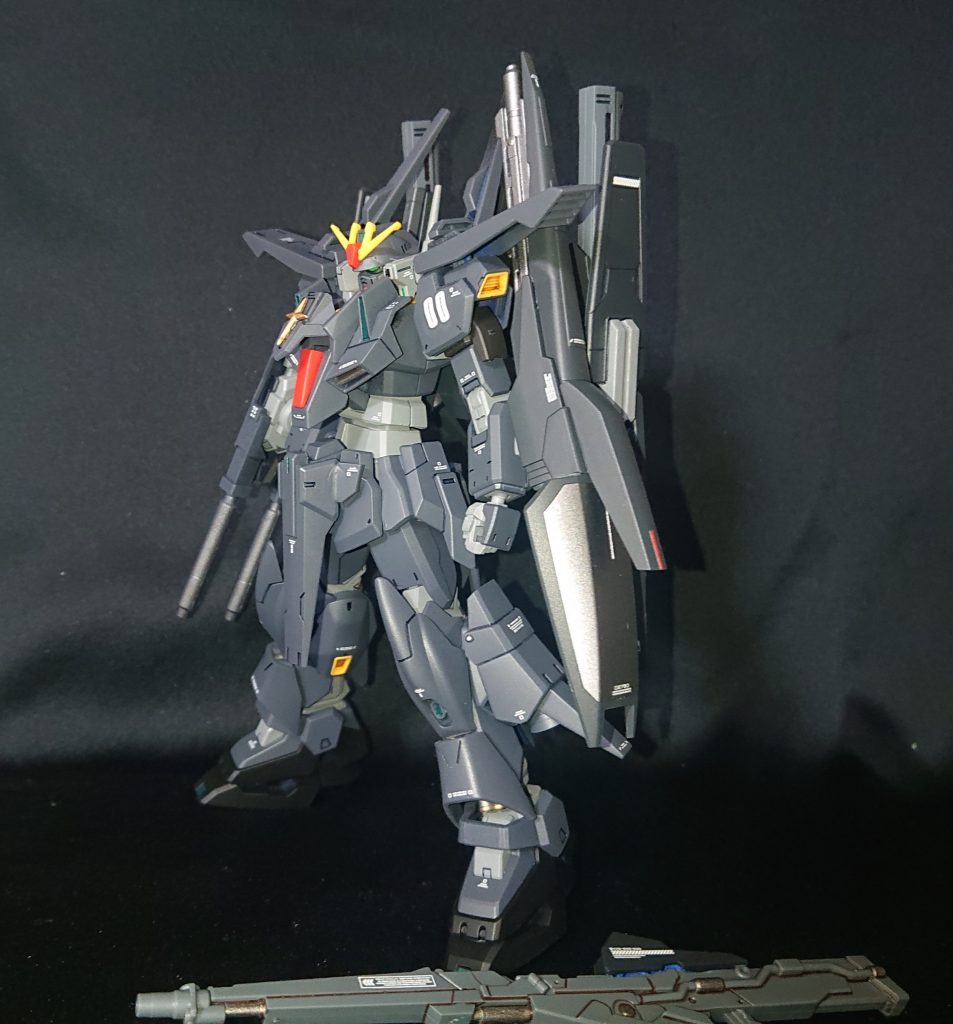 サイドショット。二連装ビームライフルはシールド半分とライトニングバックウェポン、大型シールドはダブルゼッツーのキャノンとシールド半分です。大型ライフルはデルタカイから。