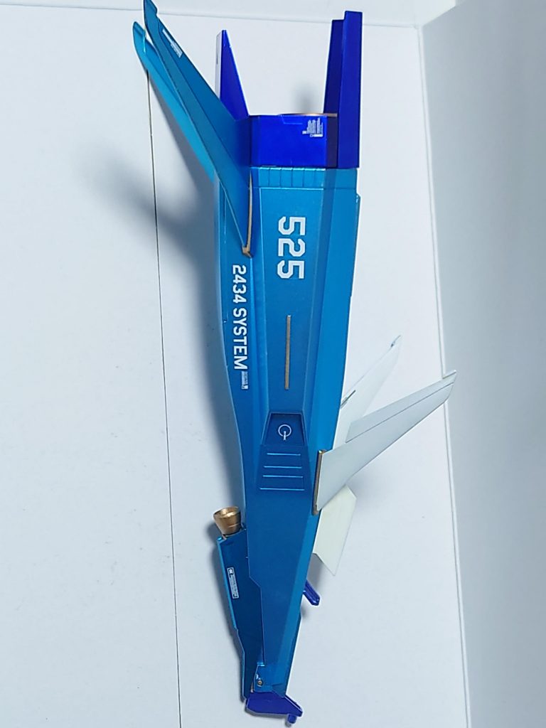 両面頑張りました。デカールをきっちり横並びで貼るのはほんと大変ですね。なんかいいやりかたあるんでしょうか？