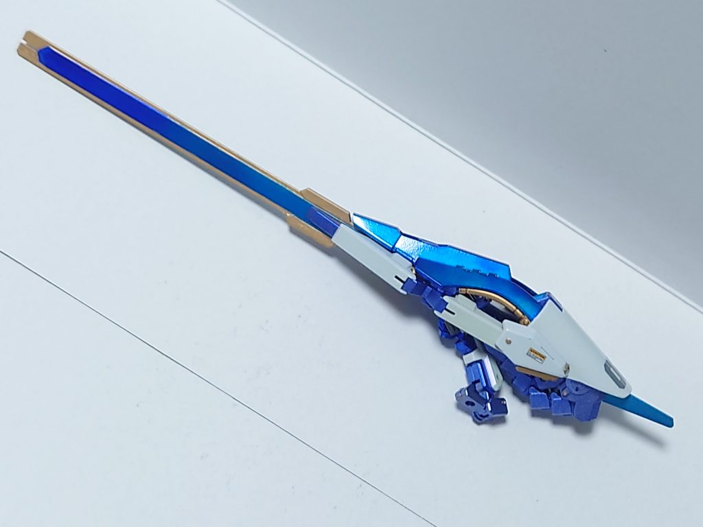写真だとよく見えませんがブレードの青部分は水色から青へのグラデーションになっています。ちなみにこれマッキーの水色と青です。メッキシルバーの上からかけるといいと某チャンネルで見聞きし、使わせていただきました。塗膜はクソザコなので水性ホビーカラーのクリアーでトップコートしています。とはいえクリア厚塗りすると脱色したり割れたりしてしまうので、正直おすすめはしません。いい色なんですけどね……特に青は深い青のメタリックになり他ではなかなか再現できません。いい代替案あればぜひ教えて下さい。