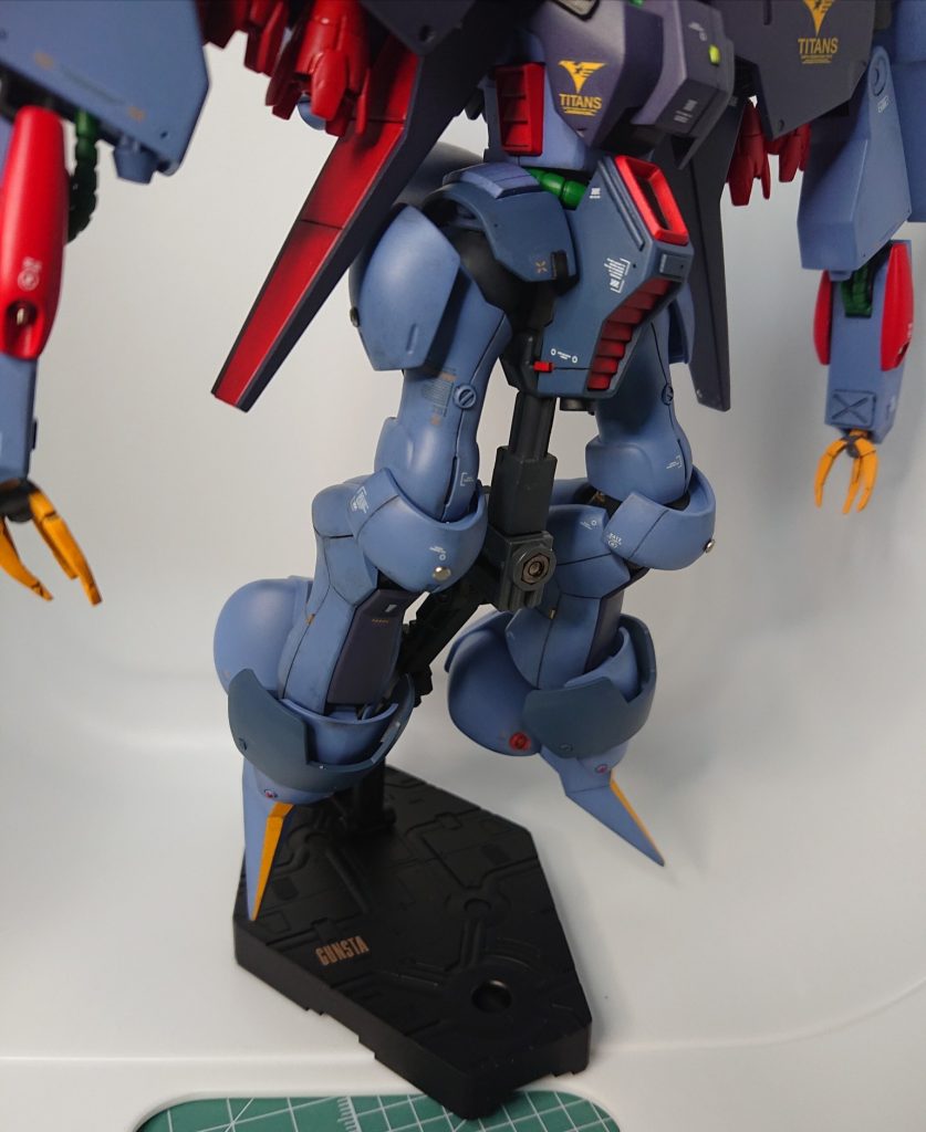 メタルパーツとスジボリで脚のディテール追加。