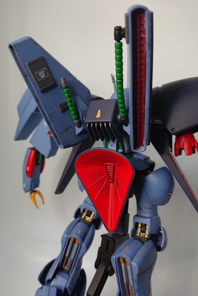 スラスター部分にビルダーズパーツ1/144MSパイプ01で改修感を出しました。