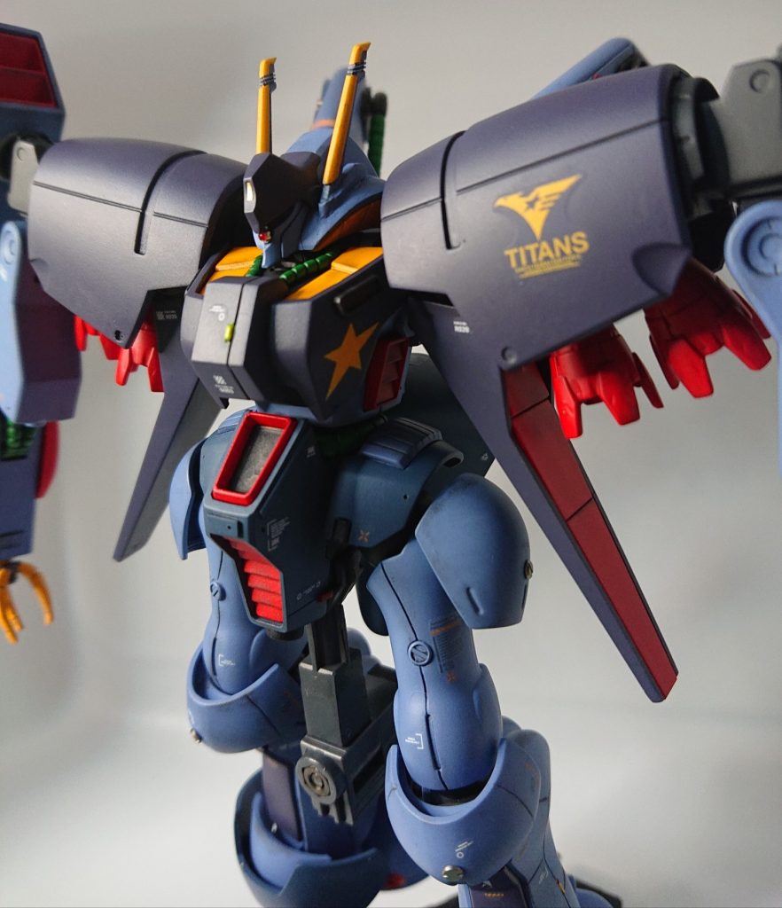 頭部アンテナをビルダーズパーツHD MS BLADE01 ブレードフィンDを加工した物に変更しました。モノアイはHIQPARTSのHDプレート1.0mmネオジム磁石で保持。肩と胸にGHL付属の特製水転写デカール貼り付け。