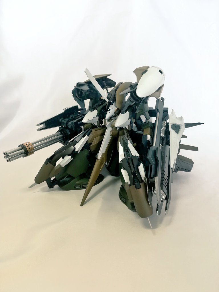 通常状態武装ジャイアントガトリング3連メガビームマシンキャノンヒートブレード×2コールドラム×4コンポジット･シールド･ブースター×2スプリットビーム×24キハールIIを軸にジ・Oの脚部とフライルーの腕部をミキシングし、キハールIIの外観を損なわない程度に装備を整えました。高速で動き回る機体を想定していたため、武装は大量に弾をばら撒ける武装で固めました。やりすぎた感は否めないですがこんなもんまだ序の口だと後々思い知らされることに…。