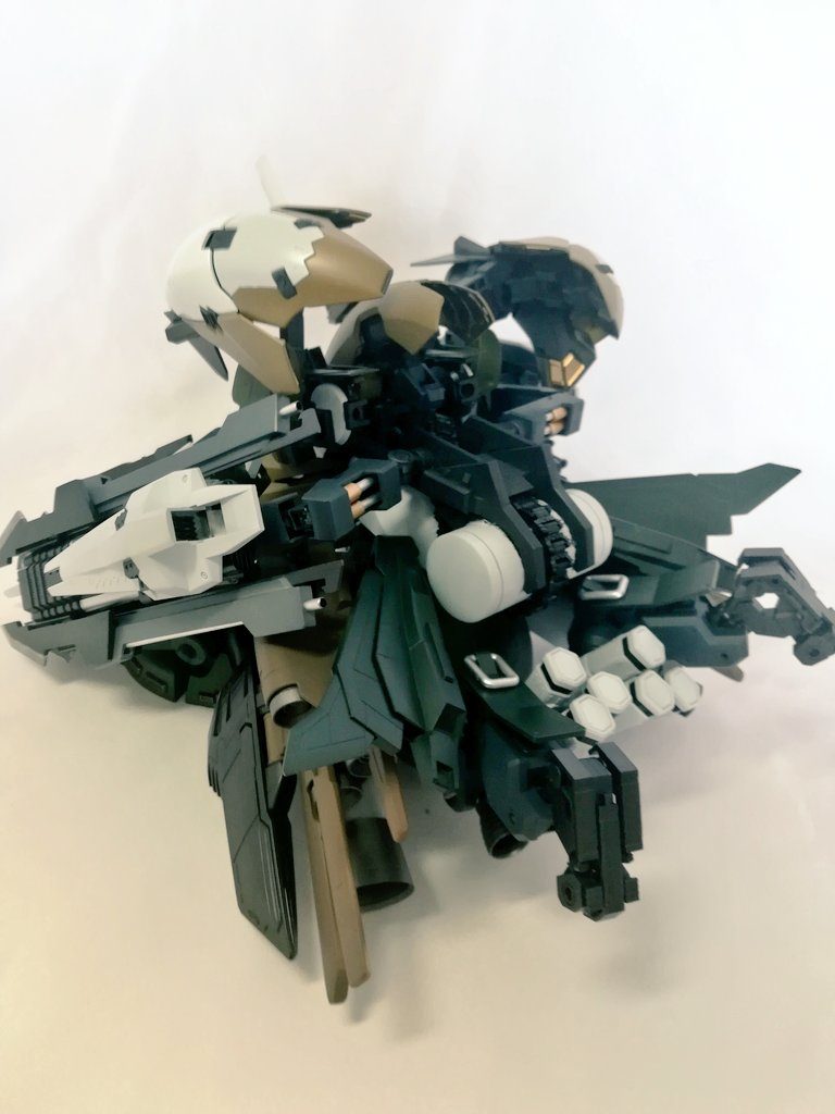 ザメルのように見えるかもですが地上版インレがコンセプトとしては近いかもです。大量の弾薬を戦場にばら撒きながら爆速で地上を暴れわまる機体…という設定で制作しました。地上スレスレに浮き上がる程度に出力を落としたミノフスキークラフトと背部の大量のスラスターでホバーのように爆走するイメージです。ブースターユニットはデンドロビウムのユニットを基部にZガンダムやスローネドライ等をごちゃ混ぜにしています。背部のウェポンラックは適当なものが見繕えなかったので自作しました。