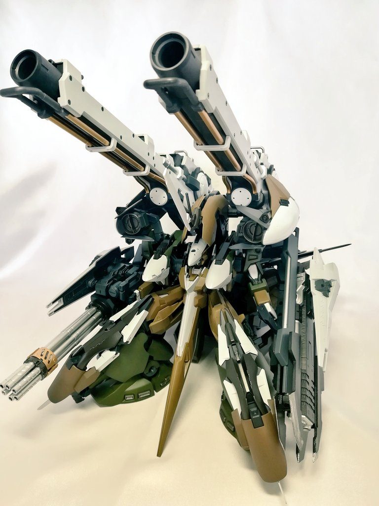 D型装備宇宙専用重すぎて宇宙で使えないC型装備の宇宙版基本戦術はC型と変わらない。反動はコンポジット・シールド・ブースターのクローを射出、デブリ等に固定する又はブースターで無理やり抑える。つーかZ時代のミノフスキークラフトを使える機体ならミノフスキークラフト使わない分の出力で↑これ使えるんじゃね？という妄想から生まれた急造品です。製作中に唐突に予約が始まったハイパーメガバズーカランチャー。相当でかいキットですがこのサイズでこの作品にはちょうどいいのです。