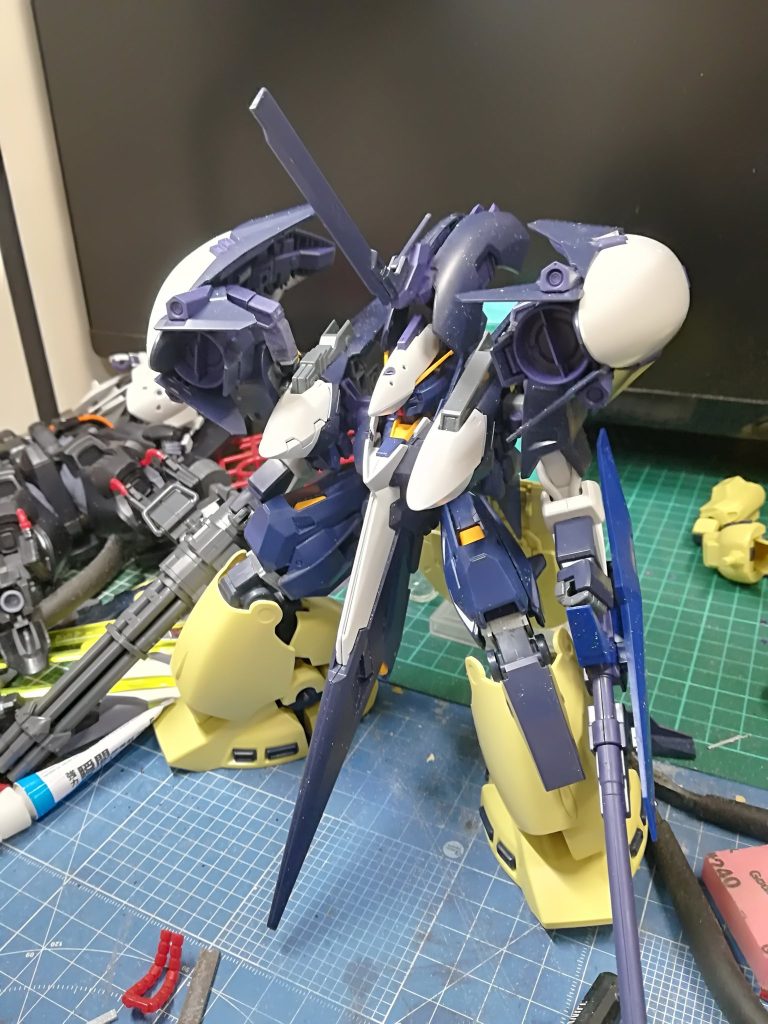 ごく初期の制作状況この時はウーンドウォートが基部になっていました。大まかなシルエットは出来てたのにここまでこじれるとは当時思いもしなかったのである。こじれた原因はやはりというか武装面。どれもこれもイマイチ本体と比べるとサイズ負けしていまうので難航しました。基部がキハールになってから完成まではほとんど本体に変化はありません。そう、本体は。