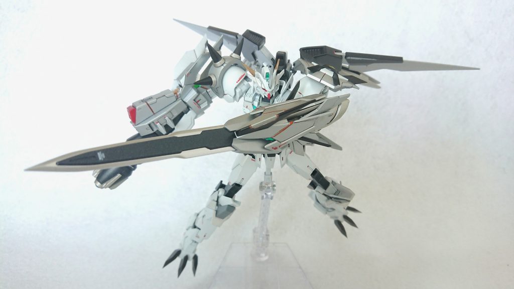 グレイアームの上顎はユーラヴェンアーマーを基部に、リナーシタのシールドをモールドに沿って切断し、組み換えています。襟っぽいところはリナーシタの肩アーマーとオーライザーのパーツでシルエットを整えています。何らかの刃とダブルオースカイのフロントアーマーで真ん中の空洞を埋めてます。下顎はバルバトスルプスの踵パーツにHGの持ち手などに使われるボールジョイントを接着し、ユーラヴェンの受け穴に接続。