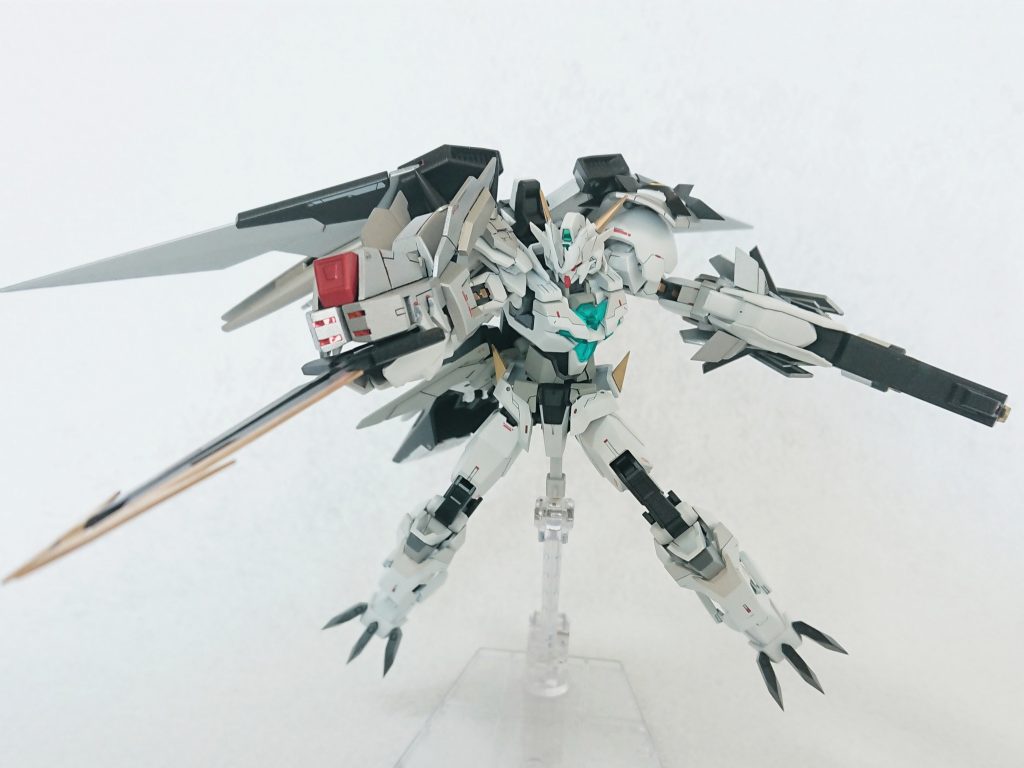 ガルルアームはライトニングバックウェポンシステムMk-ⅡとAGE-FXのコアファイターと足パーツで大枠を作り、耳はダブルオーダイバーのドライブの羽とシナンジュスタインのフロントアーマーで制作。