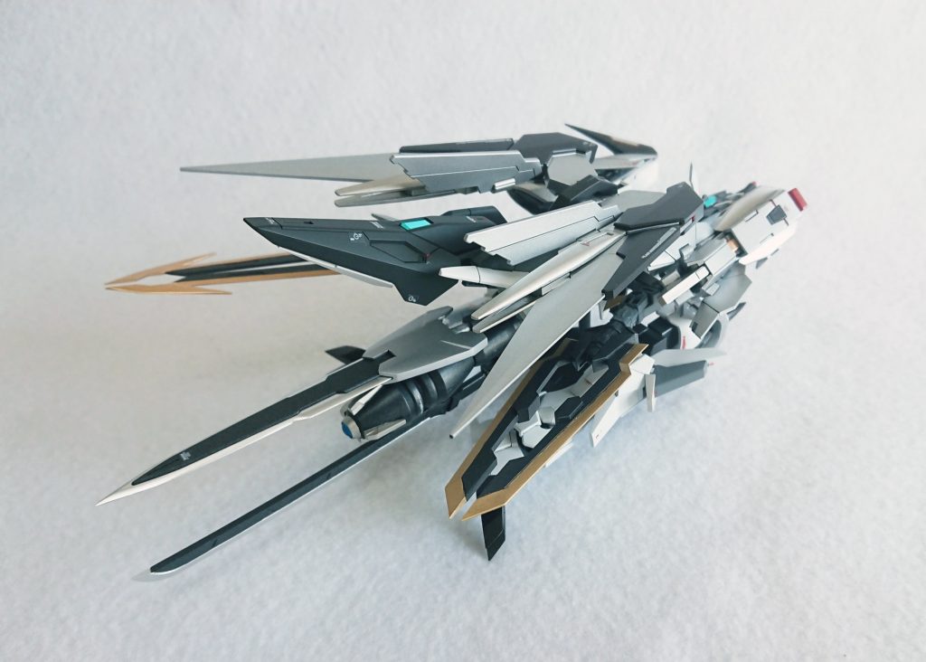 デルニエントアーマーデルニエントガンダムのためのアーマーと各種武装類を装備。両端のソードは展開でき、近接攻撃も可能。機首下部のビーム砲と合わせて単機での戦闘も十分に行える。