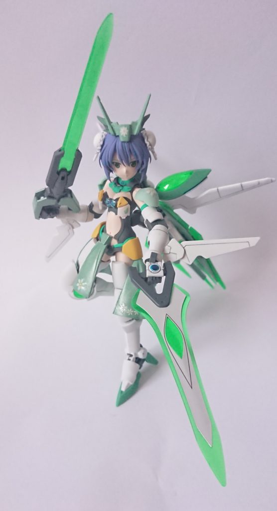 追加装備のGNソードVと、元々ポータントが持っていたソードで二刀流。クリアパーツが緑色で同じですのであまり違和感は無いと思います。