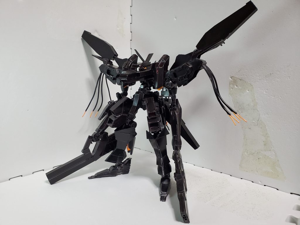 正面。両腕の武器は鉄血の武器をベースにプラ板で仕上げました。