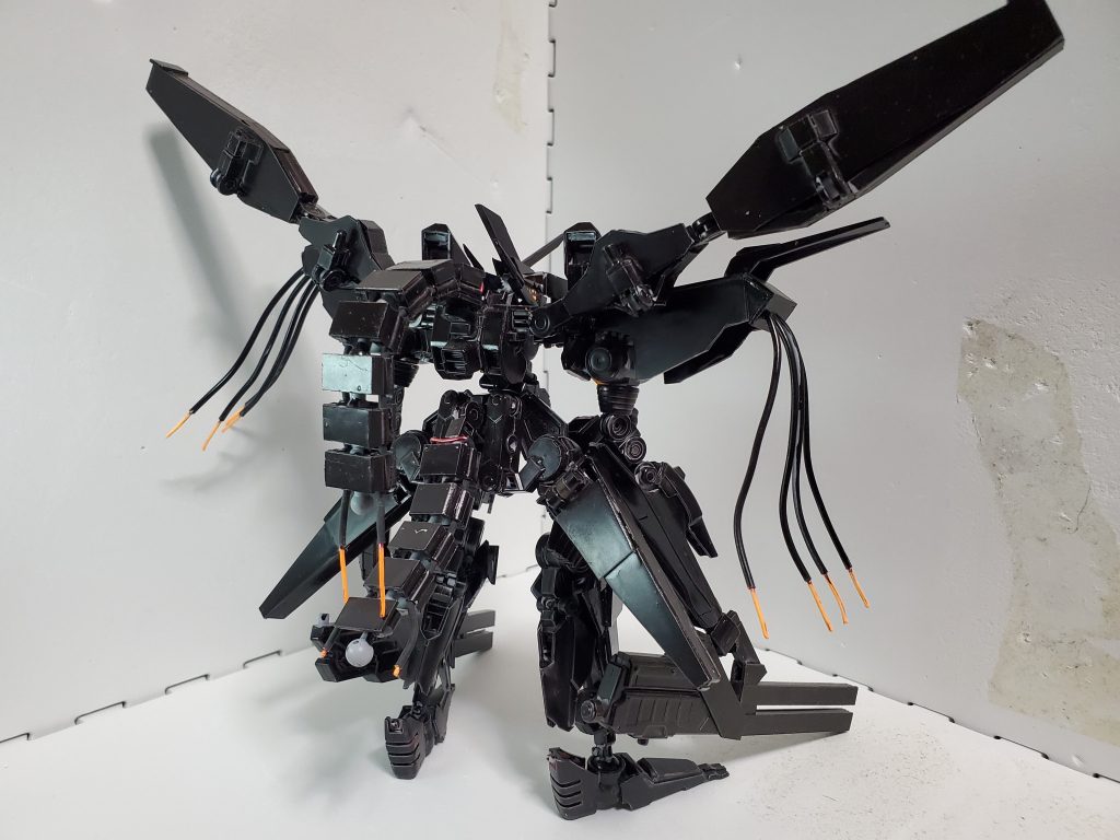 背面。背中の蛇腹コネクタはボールデンアームアームズをベースにプラ板で覆い、熱収縮チューブを付けた針金を通しました。肩のチューブも同様です。