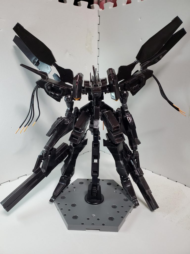 背部ブースター起動。背部上側に2箇所、下側に1箇所展開パーツを装備。