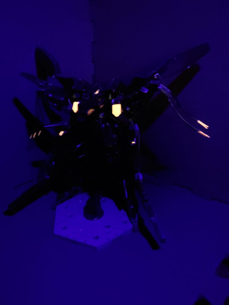 センサー、放熱板を蛍光オレンジで塗装したため、UVライトに反応。