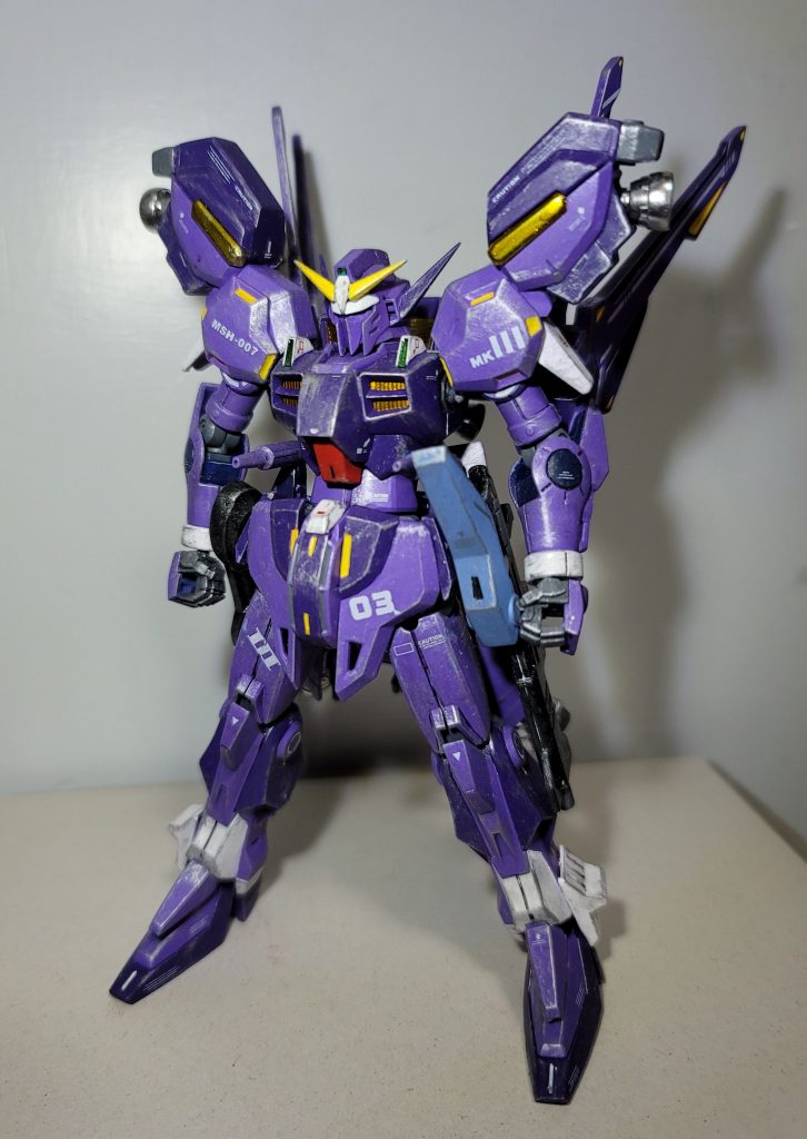 グリプス戦役の時にガンダムmk-Ⅲというガンダム系譜のモビルスーツが開発されたしかし、この機体に関する戦闘記録がとても少なく表舞台には立たなかったかのように人々はそれを忘れ去っていたある時代に、とある技術者が、使われていないガンダムmk-Ⅲの一機を使い宇宙世紀世界のモビルスーツ体系とは異なる謎の技術を導入しガンダムmk-Ⅲの改造機を開発した