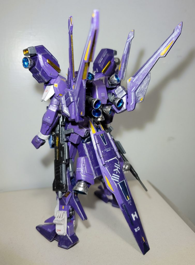 この機体には「T-LINKシステム」というサイコミュと類似なUIが導入されていたパイロットの素養に依存するが機体や出力の制御から、兵装の遠隔操作まで様々な方面でパイロットをサポートできるニュータイプなど強い脳波を放つ人間が搭乗してこそ真価を発揮する